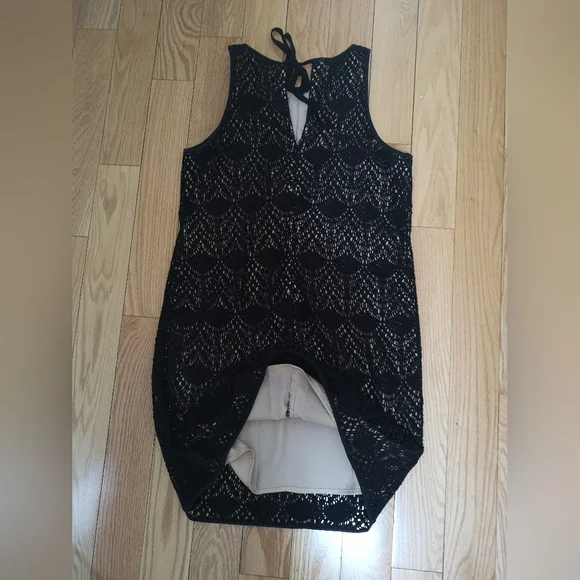 LOFT Classic Crochet Shift for effortless chic. Black with flesh lining. Size 2P - Picture 6 of 6